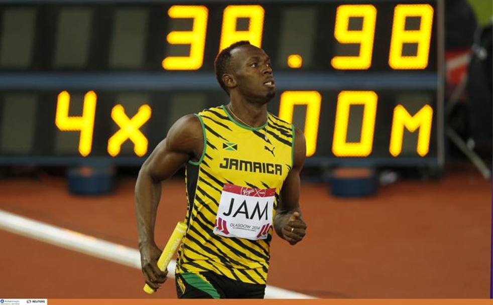 Bolt dopo l&#39;arrivo. Sullo sfondo il tabellone col tempo della staffetta giamaicana, registrato come 38